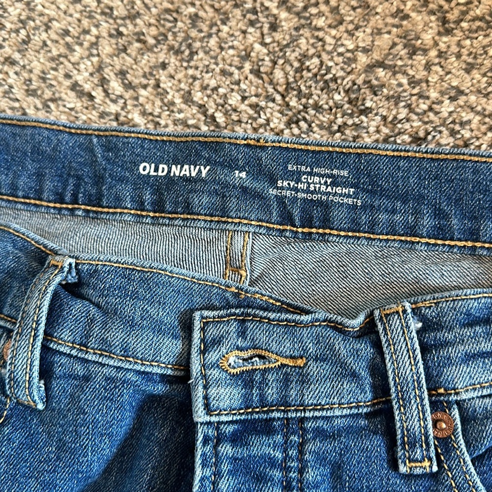 Old Navy Curvy Straight Legged Jeans - Picture 2 of 3